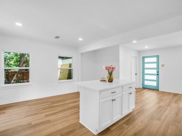2108  Blake Avenue , Dallas Texas 75228