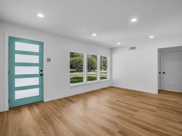 2108  Blake Avenue , Dallas Texas 75228