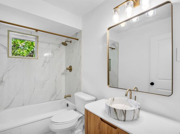 2108  Blake Avenue , Dallas Texas 75228