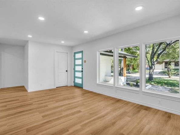 2108  Blake Avenue , Dallas Texas 75228
