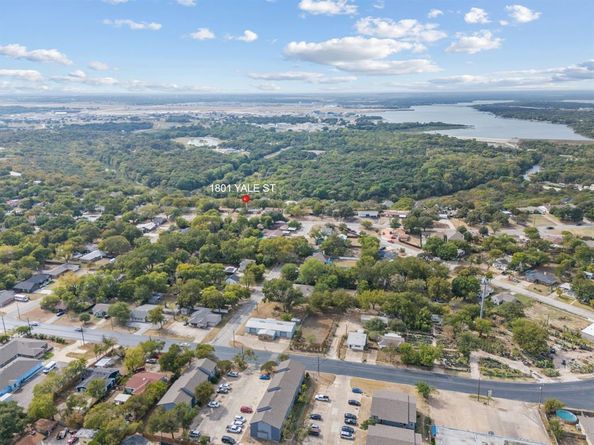 1801  Yale Street , River Oaks Texas 76114