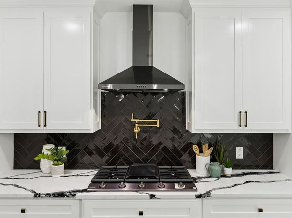 823 S Winnetka Avenue , Dallas Texas 75208