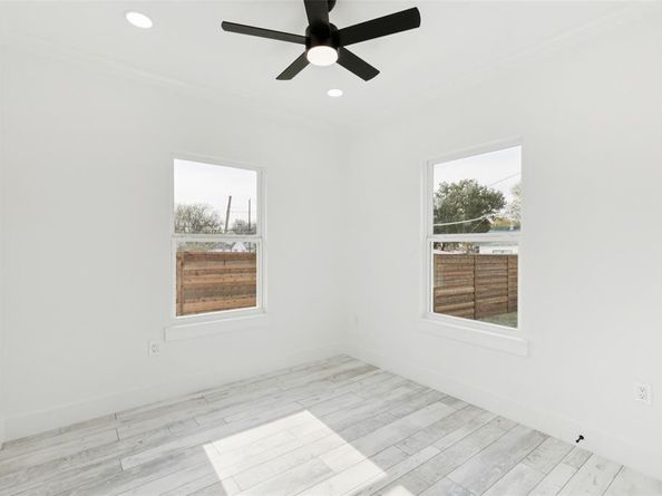 823 S Winnetka Avenue , Dallas Texas 75208