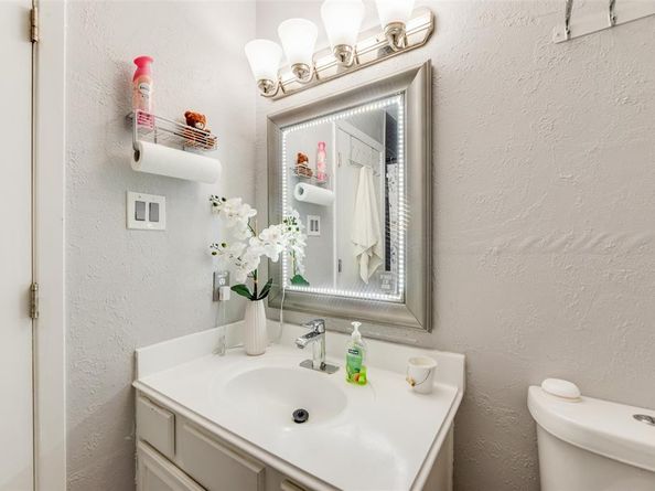 7510  Holly Hill Drive  111, Dallas Texas 75231