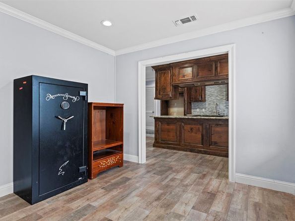 704  Clover Park Drive , Arlington Texas 76013