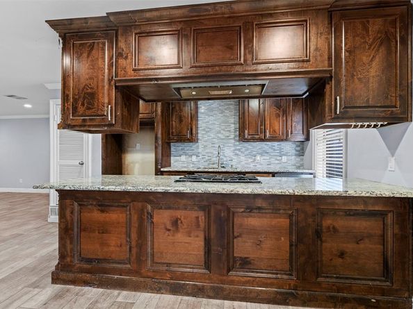 704  Clover Park Drive , Arlington Texas 76013