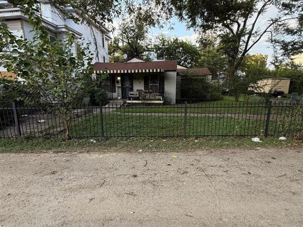 917  Walkway Street , Dallas Texas 75212