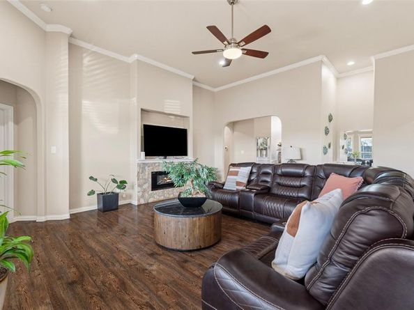 1357  Lake Grove Lane , DeSoto Texas 75115