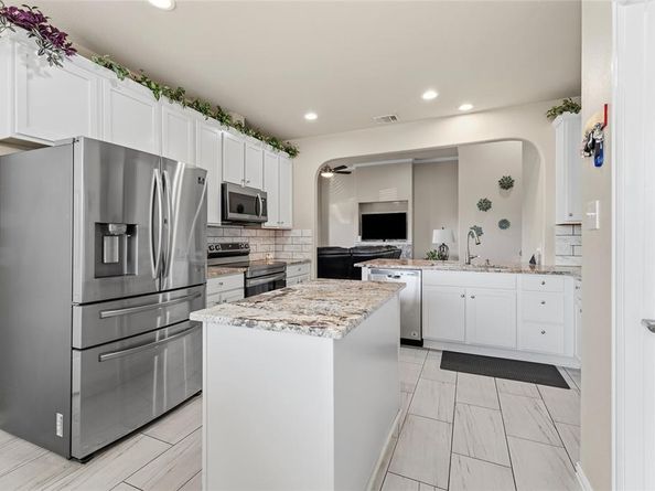 1357  Lake Grove Lane , DeSoto Texas 75115