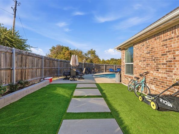 1357  Lake Grove Lane , DeSoto Texas 75115