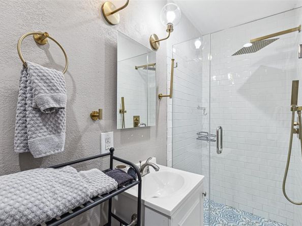 318 S Montreal Avenue , Dallas Texas 75208