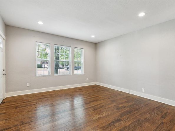 318 S Montreal Avenue , Dallas Texas 75208