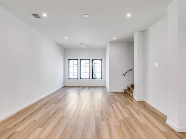 1727  Novela Way , Dallas Texas 75215