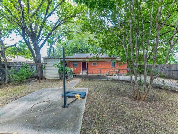 806 N Center Street , Arlington Texas 76011