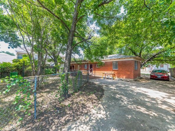 806 N Center Street , Arlington Texas 76011