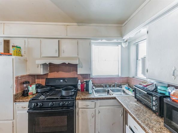 806 N Center Street , Arlington Texas 76011
