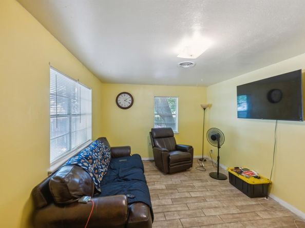 806 N Center Street , Arlington Texas 76011