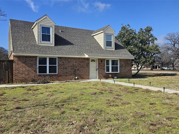 833  James Street , Azle Texas 76020