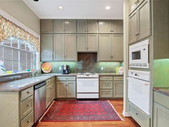 2716 Hillview Green LN, Austin TX 78703