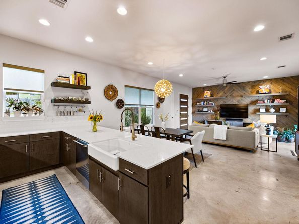 2100 E 10th ST, Austin TX 78702