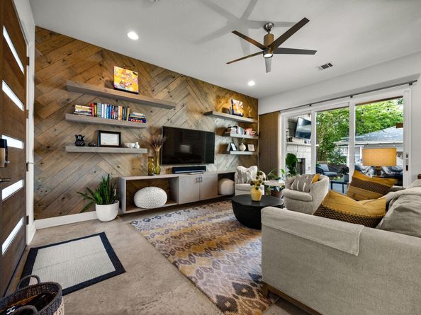 2100 E 10th ST, Austin TX 78702