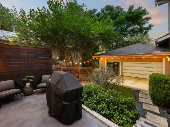 2100 E 10th ST, Austin TX 78702