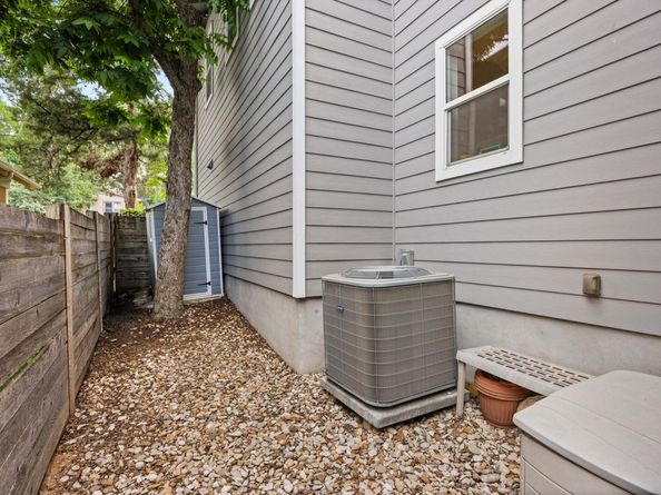 2100 E 10th ST, Austin TX 78702