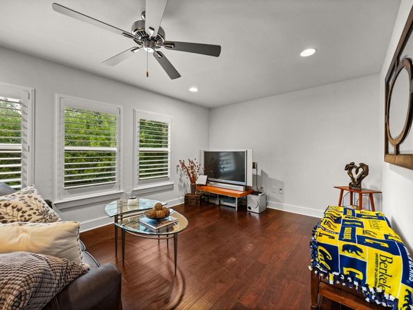2100 E 10th ST, Austin TX 78702