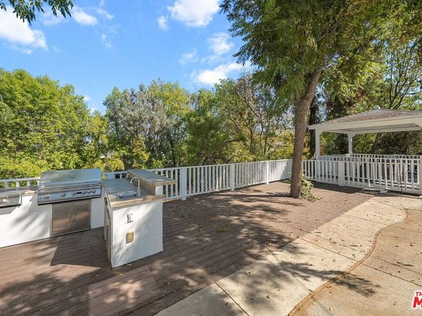 5220 Melvin Avenue, Tarzana CA 91356
