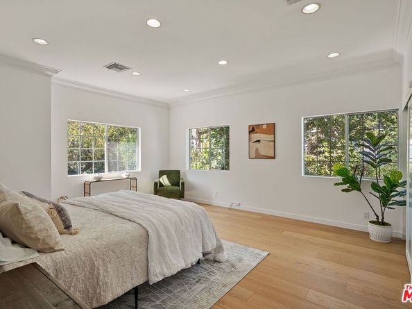 5220 Melvin Avenue, Tarzana CA 91356