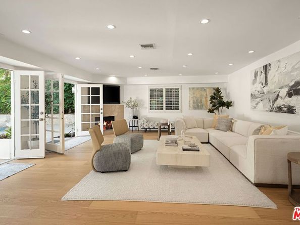 5220 Melvin Avenue, Tarzana CA 91356