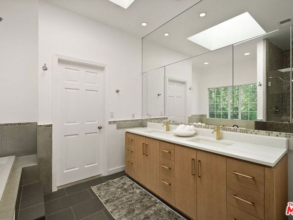 5220 Melvin Avenue, Tarzana CA 91356