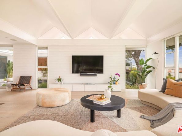 2427 Solar Drive, Los Angeles CA 90046