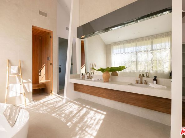 745 Sunset Avenue, Venice CA 90291