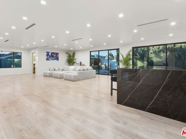 16823 Valerio Street, Lake Balboa CA 91406