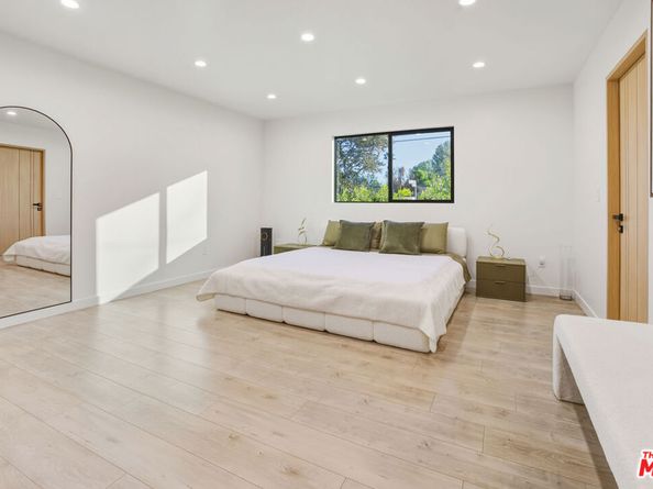 16823 Valerio Street, Lake Balboa CA 91406