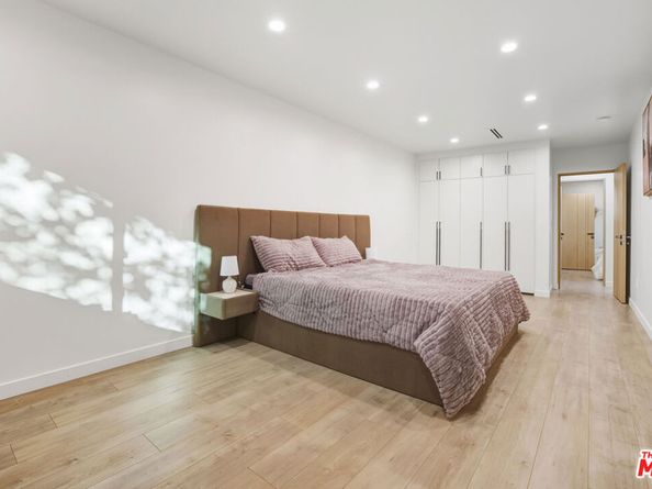 16823 Valerio Street, Lake Balboa CA 91406