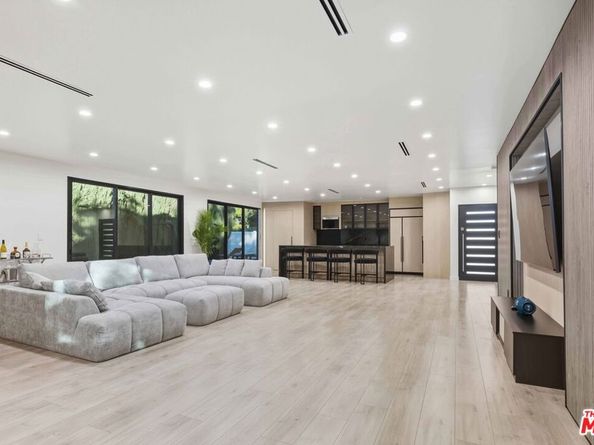 16823 Valerio Street, Lake Balboa CA 91406