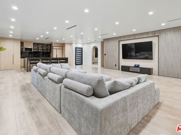 16823 Valerio Street, Lake Balboa CA 91406