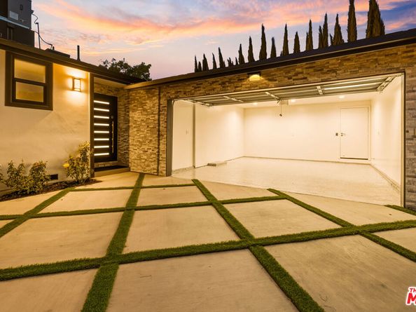 16823 Valerio Street, Lake Balboa CA 91406