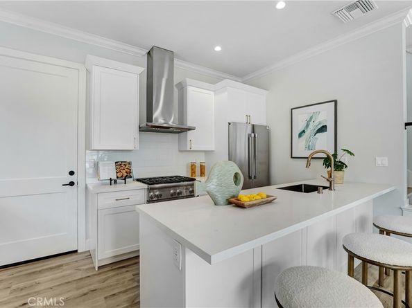 107 N Parkwood Avenue, Pasadena CA 91107