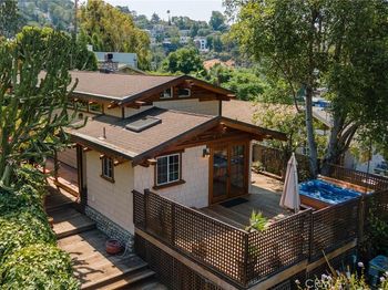 3950 De Longpre Avenue