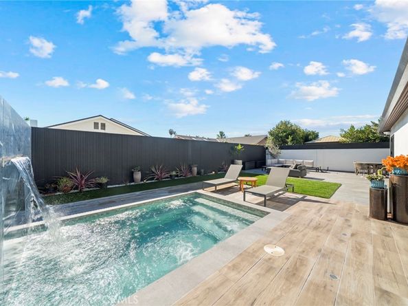 985 Begonia Avenue, Costa Mesa CA 92626