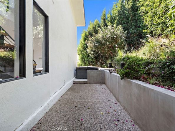 8179 Mannix Drive, Los Angeles CA 90046