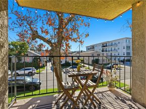 11127 La Maida 9, North Hollywood CA 91601