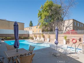 18319 Collins, Tarzana CA 91356