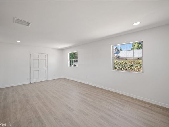 7445 Balcom Avenue, Reseda CA 91335