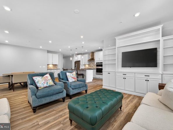 21630 Hawksbill High Circle 202, Sterling VA 20164