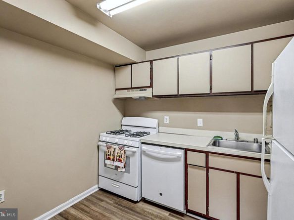 29 Canterbury Square 201, Alexandria VA 22304