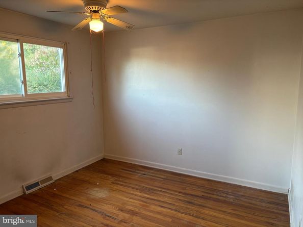 1127 Oak Leaf Lane, Warminster PA 18974